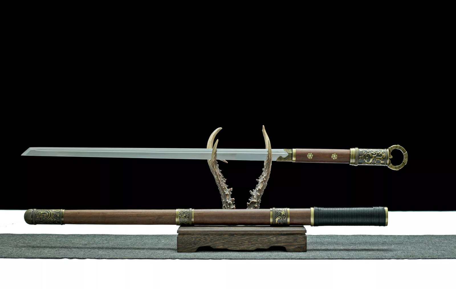 Poorly fitted scabbard for Tang-style knife made of manganese steel - Image 3