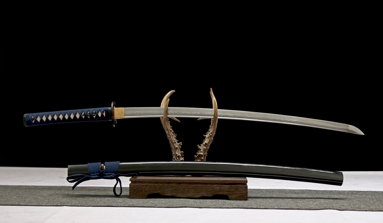 Katana Sakura (Damascus Steel & Genuine Ray Skin) - Image 2